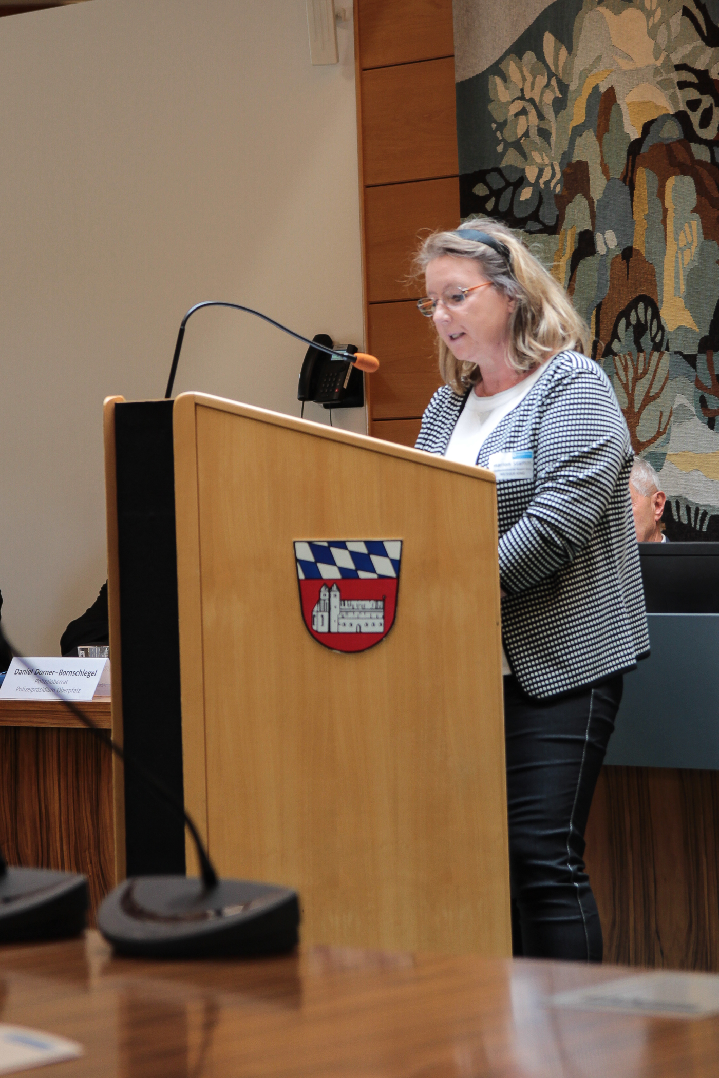 Marion Stamm, Landesvorsitzende WEISSER RING Bayern-Nord, begrüßt die Festgäste.