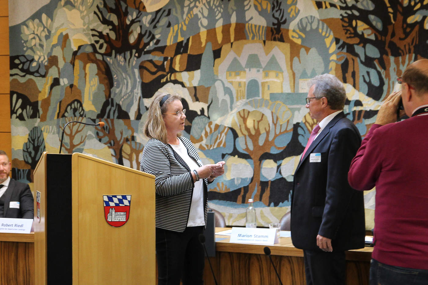 Marion Stamm ernennt Hermann Gammer offizell zum Außenstellenleiter der Außenstelle Cham.