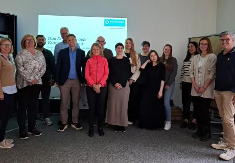 Gruppe der Grundseminarteilnehmer: 2. Von re. Miriam Hornauer, 6. Von re. Sabine Ehrke-Beck von der Außenstelle Cham
